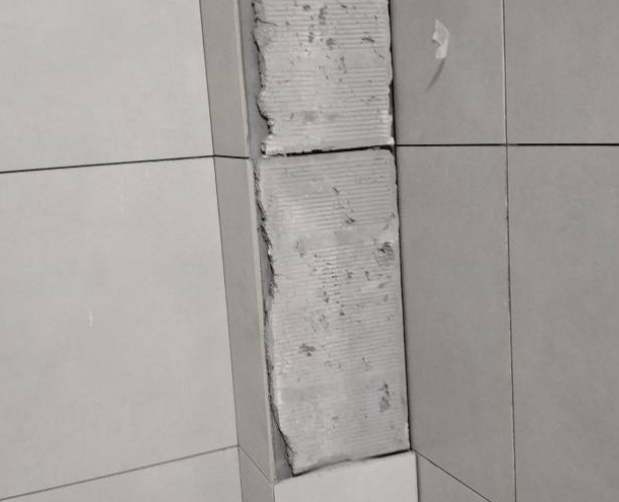 通辽市瓷砖空鼓维修公司分享下瓷砖施工前基层浇水润湿程度不足，可能导致以下问题